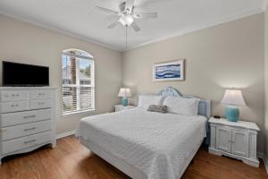 Cama ou camas em um quarto em Sweet 'N Salty Private Gated Beach Heated Pool