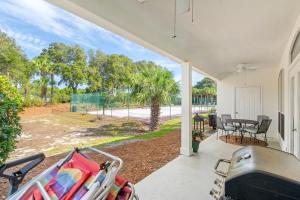 Um jardim em Sweet 'N Salty Private Gated Beach Heated Pool