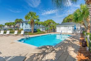 A piscina localizada em Sweet 'N Salty Private Gated Beach Heated Pool ou nos arredores