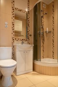 a bathroom with a toilet and a sink and a tub at Całe mieszkanie 50m od Rynku - kwadrat studio in Kazimierz Dolny