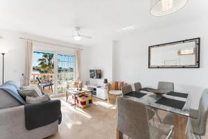 salon ze stołem i jadalnią w obiekcie Sunnygolfbeach w mieście Orihuela Costa