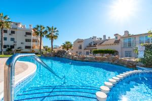 basen w ośrodku z palmami i budynkami w obiekcie Sunnygolfbeach w mieście Orihuela Costa