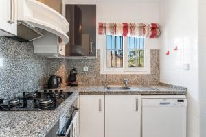 Kuchnia lub aneks kuchenny w obiekcie Sunnygolfbeach