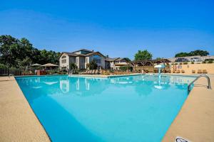 una grande piscina in un resort di Check's Cozy Condo a Branson