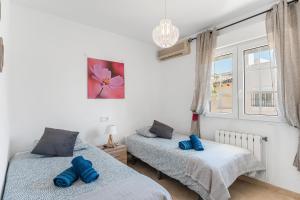 sypialnia z dwoma łóżkami i oknem w obiekcie Sunnygolfbeach w mieście Orihuela Costa +37 zdjęć