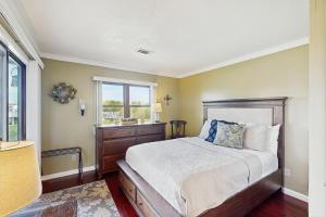 una camera da letto con un letto grande e una finestra di Check's Cozy Condo a Branson Altre 24 foto