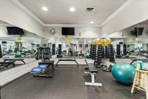 una palestra con pesi, attrezzi ginnici e palle di Check's Cozy Condo a Branson