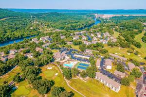 vista aerea di un resort con fiume di Check's Cozy Condo a Branson