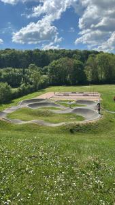 ChaulgnesにあるMaison cosy près du circuit Nevers Magny-Coursの畑の中の曲がりくねった道