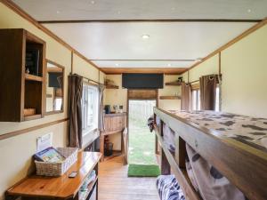 una vista del interior de una casa pequeña en Buttercup Cow Shed 3, en Woodbridge