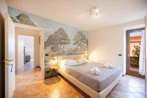 a bedroom with a bed with a painting on the wall at ApartmentsGarda - Residence Bavaria in Pai