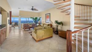 Χώρος καθιστικού στο Kapalua Bay Villa 17B2