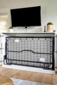 Μια τηλεόραση ή/και κέντρο ψυχαγωγίας στο The Kiskadee - 49 Butternut