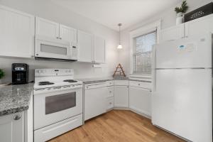 Η κουζίνα ή μικρή κουζίνα στο The Kiskadee - 49 Butternut