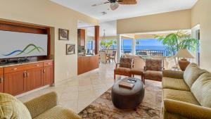 Χώρος καθιστικού στο Kapalua Bay Villa 17B2