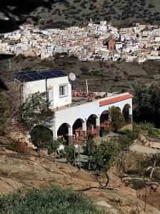 un edificio blanco en una colina con una ciudad en Casa Rural en Ohanes, 1 dormitorio - El Cortijo Escondido, La Rosa, en Ohanes