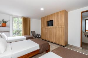 Postel nebo postele na pokoji v ubytování Hotel Prada + 37 fotografií