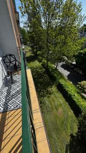 einen Balkon mit einer Bank an der Seite eines Hauses in der Unterkunft EG Apartments in Lublin + 12 Fotos