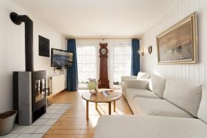a living room with a couch and a fireplace at Ferienhaus Seepferdchen in Fehmarn