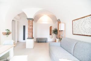 una sala de estar con un sofá y una mesa en Memories Garden, en Bérgamo