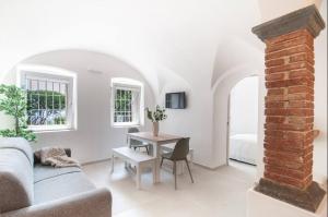 una sala de estar con un sofá y una mesa en Memories Garden, en Bérgamo