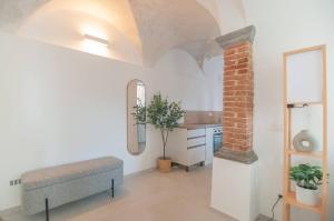 sala de estar con banco y espejo en Memories Garden, en Bérgamo 16 fotos más