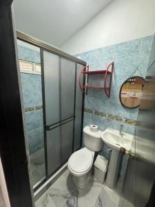 un bagno con un water e un lavandino di Hospedaje Avitor a Pereira