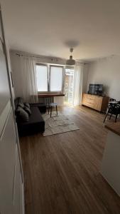 ein Wohnzimmer mit Sofa und Tisch in der Unterkunft EG Apartments in Lublin