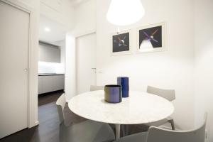 une salle à manger blanche avec une table et des chaises blanches dans l'établissement Il Cioccolatino del Carmine, à Gênes