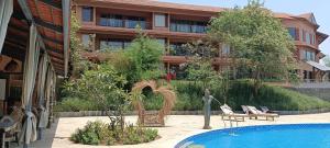 The Foresta Resort ,Mulshi内部或周边的泳池
