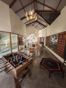 PaudThe Foresta Resort ,Mulshi的大房间中间设有桌上足球