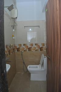 een badkamer met een toilet en een douche. bij Modern 1 BHK in Kondapur in Prime Location #103 in Kondapur