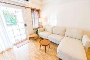 Χώρος καθιστικού στο Entire minimal house in Chiang Rai
