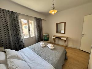 a bedroom with a bed and a window at Delfi Home in Samos