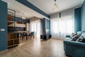 una sala de estar con un sofá y una mesa en Tiber Domus Fiumicino - Apt 6, en Fiumicino
