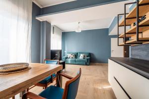 Una cocina y un comedor con mesa y sillas. en Tiber Domus Fiumicino - Apt 6, en Fiumicino