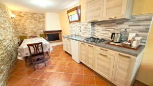 A kitchen or kitchenette at Alloggio Gladiolo