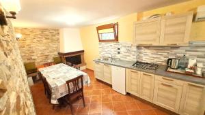 A kitchen or kitchenette at Alloggio Gladiolo