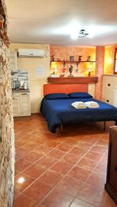 A bed or beds in a room at Alloggio Gladiolo