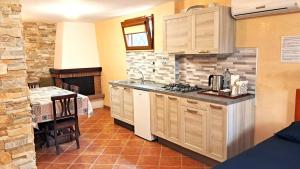 A kitchen or kitchenette at Alloggio Gladiolo