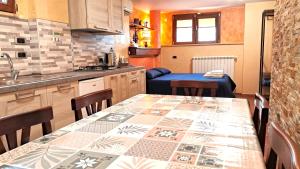 A kitchen or kitchenette at Alloggio Gladiolo