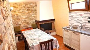 A kitchen or kitchenette at Alloggio Gladiolo