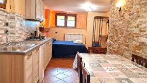 A kitchen or kitchenette at Alloggio Gladiolo