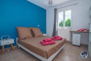 Ένα ή περισσότερα κρεβάτια σε δωμάτιο στο Les Charmes de l'Ardèche +47 φωτογραφίες