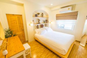 Ένα ή περισσότερα κρεβάτια σε δωμάτιο στο Entire minimal house in Chiang Rai