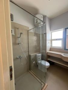 een badkamer met douche, toilet en wastafel bij El Gouna 1 Bedroom Waterside in Hurghada