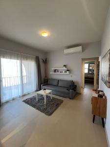 een woonkamer met een bank en een tafel bij El Gouna 1 Bedroom Waterside in Hurghada +29 foto's