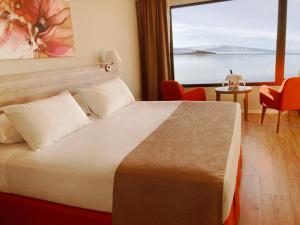 Cama ou camas em um quarto em Xelena Hotel & Suites