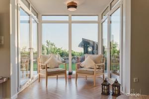 a room with two chairs and a large window at Lütt Diekje in Westermarkelsdorf