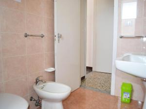 ein Badezimmer mit Toilette und Waschbecken in der Unterkunft Holiday home SORA with air conditioning in Torre dellOrso in Torre dell'Orso